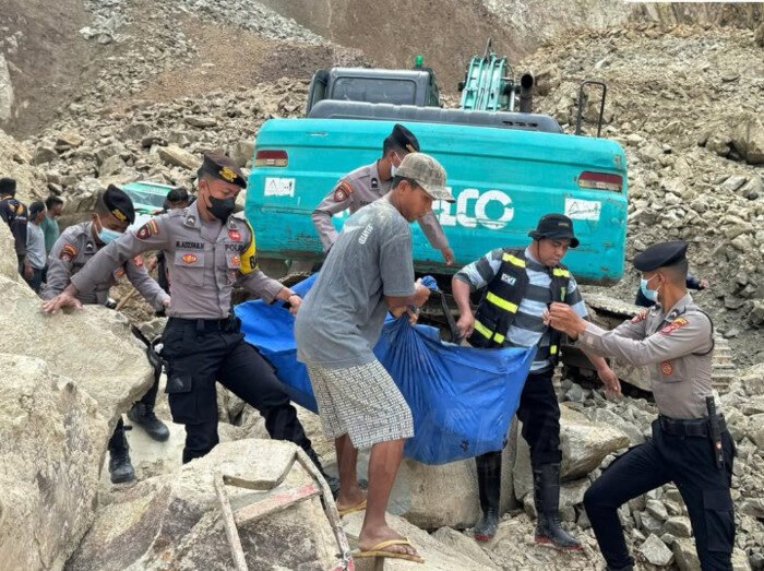 Polisi menetapkan dua tersangka dalam tragedi longsor tambang Gunung Kuda, Cirebon, yang menewaskan 19 pekerja tambang.