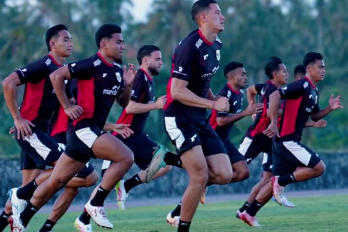 Jay Idzes bersama Timnas Indonesia di Bali dalam sesi Latihan di Bali menjelang laga hidup mati kualifikasi Piala Dunia 2026 melawan China dan Jepang.