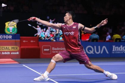 Jonatan Christie mengangkat tangan usai menuntaskan laga dramatis di Istora Senayan, Selasa (3/6/2025). Ia melaju ke 16 besar Indonesia Open 2025.