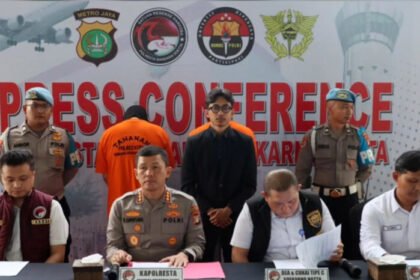 Polresta Bandara Soekarno-Hatta membongkar industri rumahan cairan vape berbahaya mengandung etomidate. Barang haram seperti narkoba cair ini berasal dari Thailand.