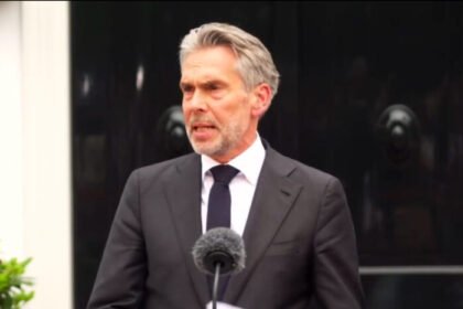 Pemerintahan Belanda bubar setelah Geert Wilders menarik PVV dari koalisi. PM Dick Schoof memilih mundur dan menyebut langkah Wilders sebagai tindakan tidak bertanggung jawab.