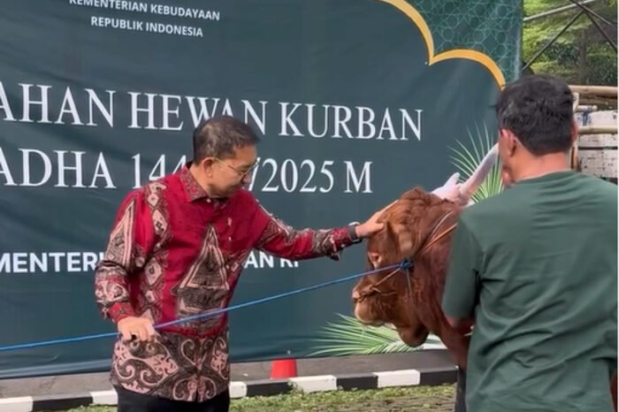 Fadli Zon memimpin penyerahan simbolis 33 hewan kurban Iduladha 2025 di lingkungan Kementerian Kebudayaan, dorong kepedulian sosial dan budaya berbagi.