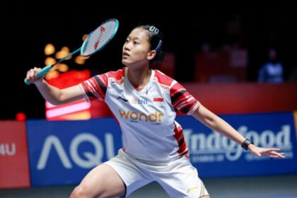 Putri KW gagal menembus semifinal Indonesia Open 2025 setelah kalah dari Akane Yamaguchi, memperpanjang paceklik tunggal putri Indonesia sejak 2001.