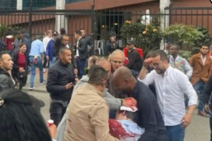 Petugas medis dan aparat keamanan mengamankan lokasi penembakan dan mengevakuasi Miguel Uribe, Sabtu (7/6/2025), di tengah kekacauan yang ditimbulkan dari serangan mendadak saat pidato kampanye.