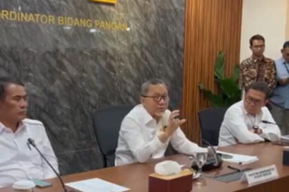 Menko Pangan Zulkifli Hasan saat memberi keterangan kepada media terkait serapan jagung nasional, di Jakarta, Kamis (12/6/2025).