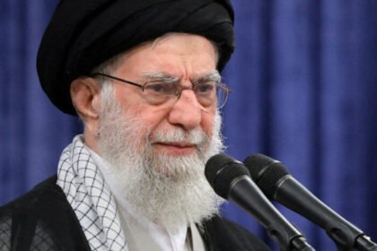 Pemimpin Tertinggi Iran, Ayatollah Ali Khamenei, langsung bereaksi keras atas serangan Israel. Iran akan memberikan balasan setimpal terhadap serangan yang dinilai sebagai tindakan keji dan penuh darah.
