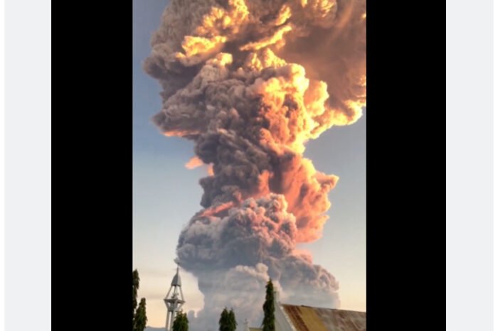 Erupsi Gunung Lewotobi Laki-Laki timbulkan kolom abu raksasa, tiga bandara di Pulau Flores lumpuh, penerbangan dari dan ke Kupang dibatalkan.