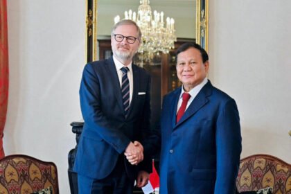 Momen pertemuan antara Presiden RI Prabowo Subianto dan PM Ceko Petr Fiala di sebuah hotel di Praha, menandai komitmen bilateral yang tetap hangat meski di tengah jadwal kunjungan luar negeri yang padat.