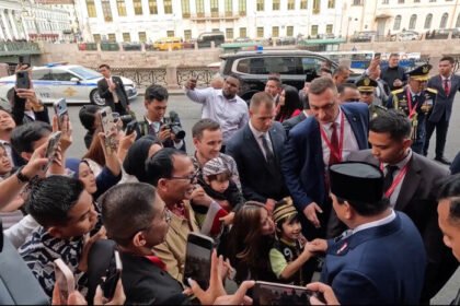 Presiden Prabowo disambut diaspora Indonesia di St. Petersburg, Rusia, dan merespons spontan permintaan bocah yang minta Lego dalam momen penuh kehangatan.