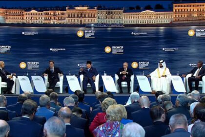 Presiden Prabowo Subianto tegaskan posisi Indonesia tetap di jalur non-blok dalam Forum SPIEF 2025, menolak keterlibatan dalam rivalitas kekuatan besar dunia.