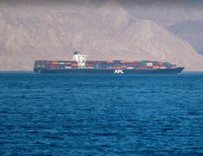 Selat Hormuz menjadi titik rawan geopolitik, di mana Iran mengancam akan memblokade jalur vital energi dunia jika ketegangan dengan AS meningkat.