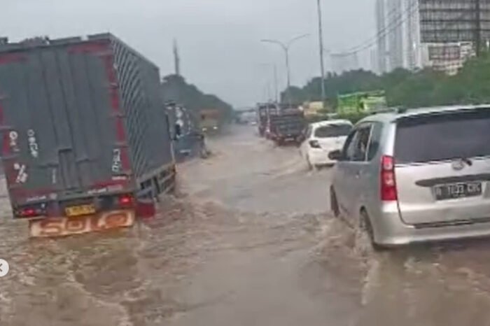 Banjir Tol Tangerang-Bitung, Sabtu 28/06 sekitar pukul 17:00 WIB. (Foto: tangkapan layar/@infobalaraja)
