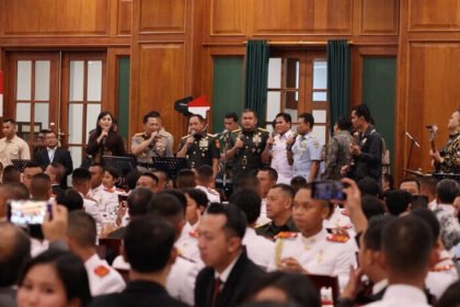Kapolri Jenderal Listyo Sigit Prabowo dan Panglima TNI Jenderal Agus Subiyanto berdiri dan berduet menyanyikan lagu legendaris “Rumah Kita” karya God Bless.