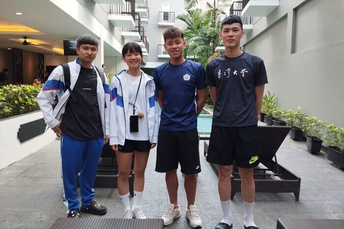 Pelatih dan atlet China Taipei menikmati atmosfer tropis di Nusa Dua setelah berkompetisi di Kejuaraan Anggar Asia 2025.