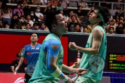 Aaron Chia dan Soh Wooi Yik mengalahkan Kim Won-ho/Seo Seung-jae (Korea/5): 15-21, 21-18, 21-19, dan menjadi juara ganda putra Singapore Open 2025.
