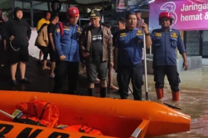 Evakuasi malam hari dilakukan oleh BPBD Kota Tangerang dengan perahu karet menyusuri permukiman warga di Kecamatan Cibodas yang terendam banjir parah akibat hujan deras dan angin kencang.