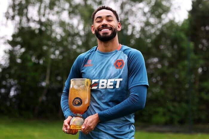 Matheus Cunha resmi bergabung dengan Manchester United dari Wolverhampton Wanderers dengan nilai transfer 62,5 juta pound, menjadi rekrutan pertama musim panas 2025.