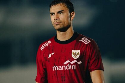 Kiper Timnas Indonesia Emil Audero siap tampil penuh semangat saat menghadapi Tiongkok di Kualifikasi Piala Dunia 2026. Pertandingan ini menjadi debutnya bersama Garuda dan jadi momen spesial karena didukung langsung oleh keluarga dari Lombok.