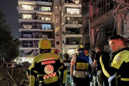 Kerusakan terlihat di sejumlah bangunan di Israel setelah gelombang serangan rudal Iran pada Sabtu (14/6/2025).