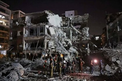 Gedung hancur di Tel Aviv - Israel setelah Iran luncurkan rudal hipersonik, sebagai balasan atas serangan Israel.