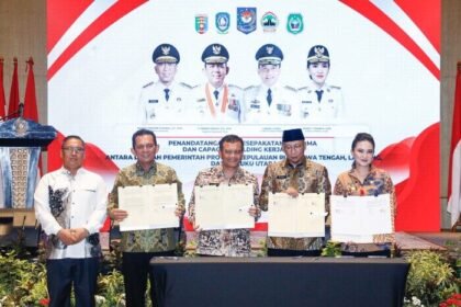 Gubernur Kepri Ansar Ahmad bersama tiga gubernur lainnya menandatangani MoU kerja sama ekonomi antarprovinsi di Batam, Minggu (15/6/2025).