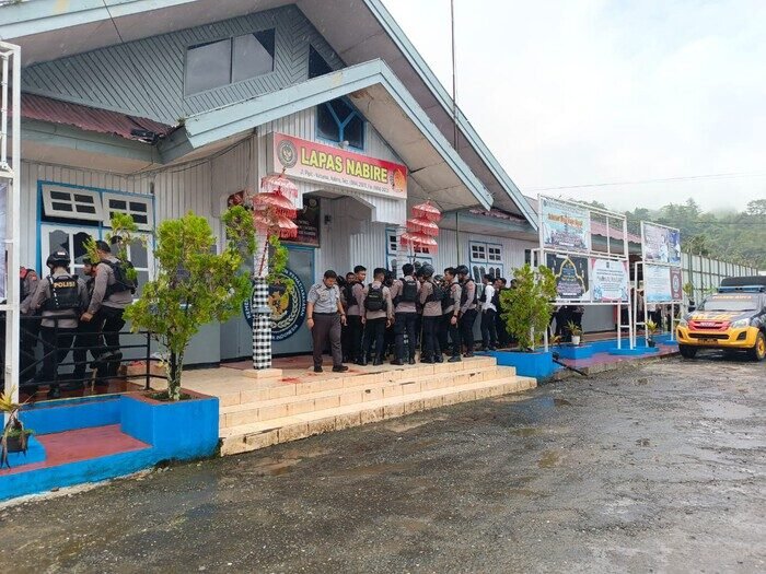 Tim Gabungan Ops Damai Cartenz perketat pengamanan usai kaburnya 19 napi, sebagian besar dari kelompok KKB, dari Lapas Nabire, Papua Tengah.