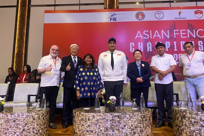 Menteri Pemuda dan Olahraga RI, Dito Ariotedjo (tengah), resmi menutup Asian Fencing Championships 2025 di Bali, Minggu (22/6/2025).