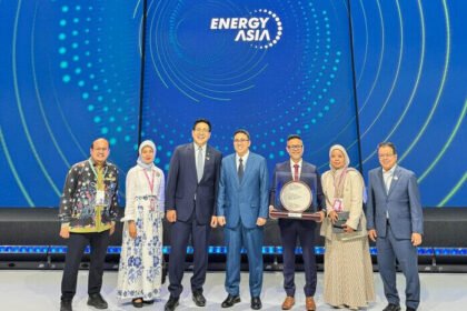 Perwakilan Pertamina menerima penghargaan Energy Asia Awards 2025 di Kuala Lumpur atas inisiatif Desa Energi Berdikari yang sukses mendorong transformasi energi berkelanjutan di masyarakat.