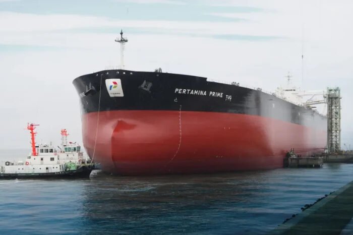Kapal tanker Pertamina kini bersiap berlayar melalui rute baru Oman dan India untuk menghindari dampak konflik Iran-Israel yang mengancam Selat Hormuz.