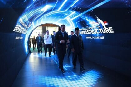 Presiden Prabowo Subianto pastikan proyek tanggul laut Pantura segera dimulai demi lindungi masyarakat pesisir dari banjir rob dan abrasi.