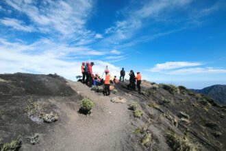 Tim SAR gabungan siaga penuh di Gunung Rinjani evakuasi pendaki Brasil yang terjebak di tebing curam.