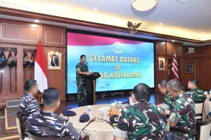 Letjen TNI Tandyo Budi R. secara simbolis melepas personel TNI AD di Dermaga Kolinlamil, Jakarta, menuju berbagai satuan di seluruh wilayah Indonesia, Rabu (25/6/2025).