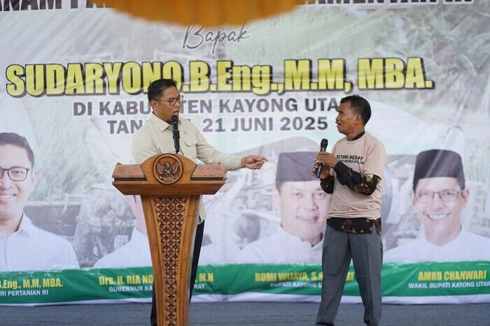 Wamentan Sudaryono Tanam Pakai Alat Modern Ini, Yakin Produksi Padi Bakal Naik Tinggi 2 Wamentan Sudaryono Tanam Pakai Alat Modern Ini, Yakin Produksi Padi Bakal Naik Tinggi