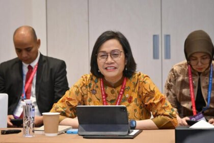 Kisah Aishah Prastowo, lulusan doktoral Universitas Oxford yang kini mengabdikan diri sebagai guru SMA di Sleman, mendapat pujian dari Menteri Keuangan Sri Mulyani.