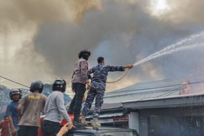 Aksi Heroik TNI AL Padamkan Kebakaran Hebat di Maluku