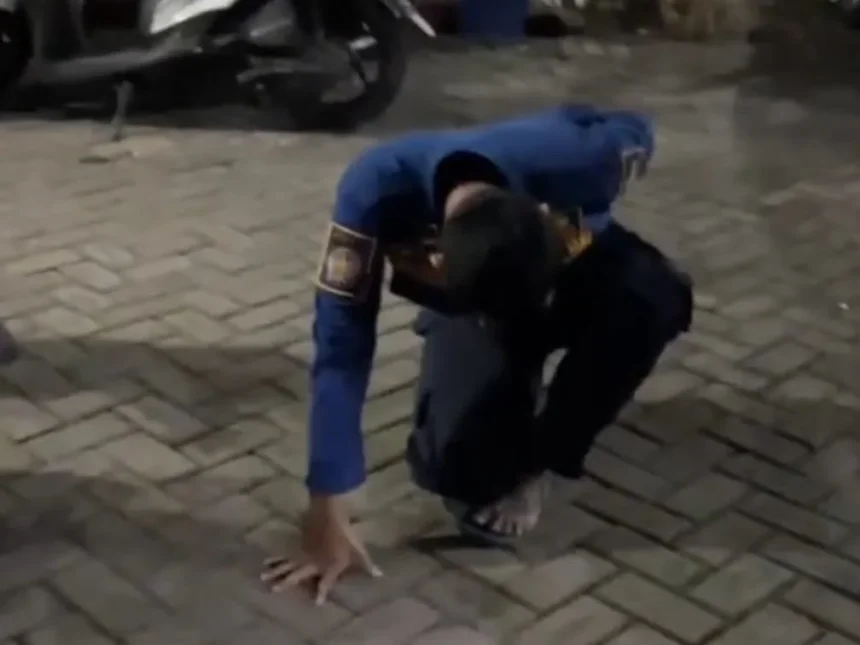 Geger! Petugas Damkar Gresik Diminta Usir Ular Gaib