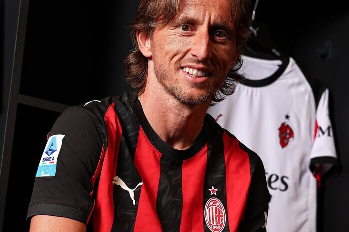 Luka Modric resmi berseragam AC Milan hingga 2026, siap jadi motor kebangkitan Rossoneri di Serie A dan Eropa.