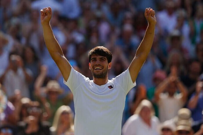 Petenis muda asal Spanyol, Carlos Alcaraz, kembali menunjukkan dominasinya di Wimbledon 2025 dengan menembus final ketiga secara beruntun.