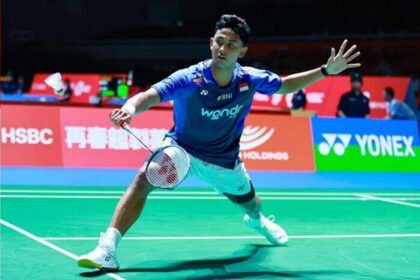 Alwi Farhan tampil solid saat melawan Lee Chia Hao di babak pertama Japan Open 2025 di Tokyo, Selasa (15/7). Ia menang dua gim langsung berkat ketenangan bermain.