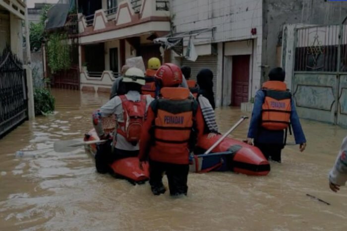 Petugas BPBD DKI Jakarta mengevakuasi warga yang terdampak banjir. (Foto: Dokumentasi BPBD DKI)