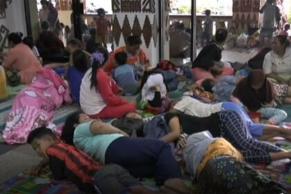 Banjir Kebon Pala Jaktim, Ratusan Warga Mengungsi di Selasar Sekolah