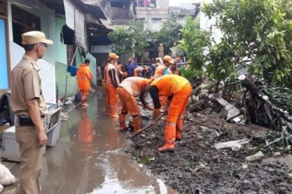 Banjir Terjang Pemukiman, Tanggul di Jati Padang Jebol