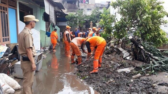 Banjir Terjang Pemukiman, Tanggul di Jati Padang Jebol