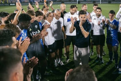 Cesc Fabregas rayakan kemenangan Como atas Ajax di final Como Cup 2025, isyaratkan kerja taktis belum selesai.