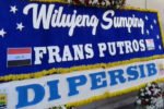 Persib Bandung kembali mencuri perhatian publik dengan cara tak biasa dalam memperkenalkan pemain asing barunya. Kali ini, giliran bek Timnas Irak Frans Putros yang diperkenalkan lewat media karangan bunga oleh Wali Kota Bandung, M Farhan, di kawasan ikonik Asia Afrika.