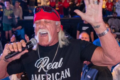 Hulk Hogan semasa aktif di atas ring WWE dengan kostum khas kuning-merah yang menjadi simbol kekuatannya.