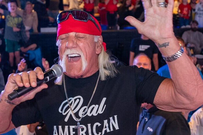 Hulk Hogan semasa aktif di atas ring WWE dengan kostum khas kuning-merah yang menjadi simbol kekuatannya.
