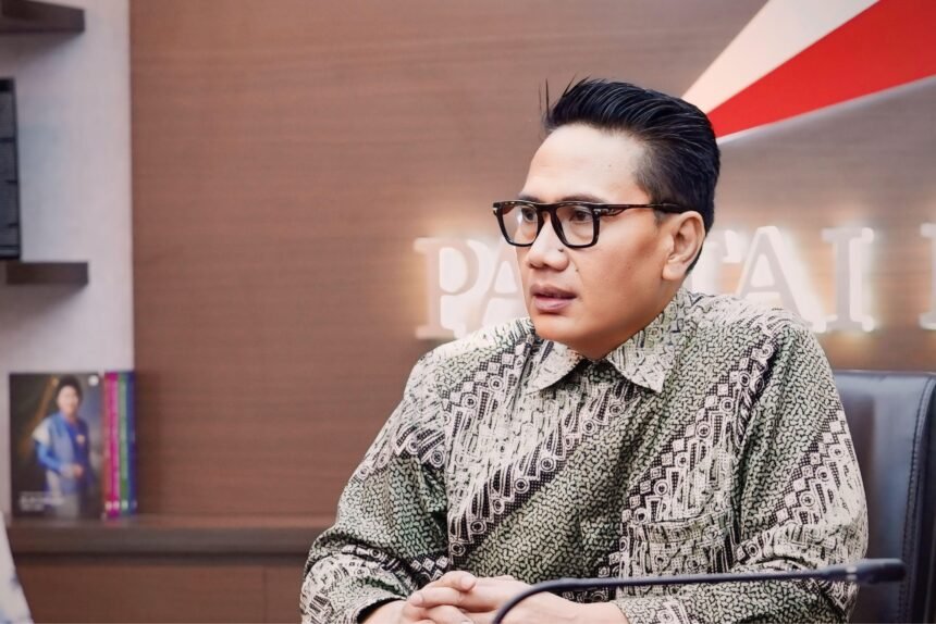 Jokowi Dituding Gunakan Strategi ‘Lempar Batu, Sembunyi Ijazah’ di Tengah Polemik Ijazah Palsu