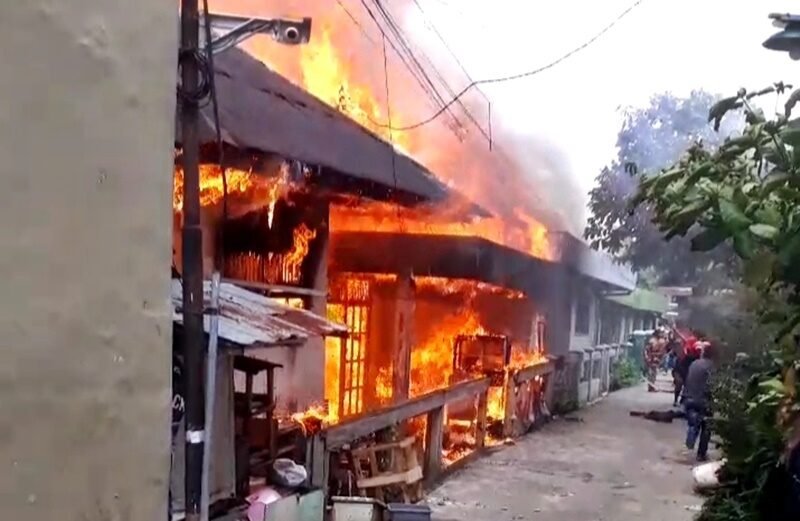 Permukiman Padat Penduduk di Duren Sawit Diamuk Si Jago Merah
