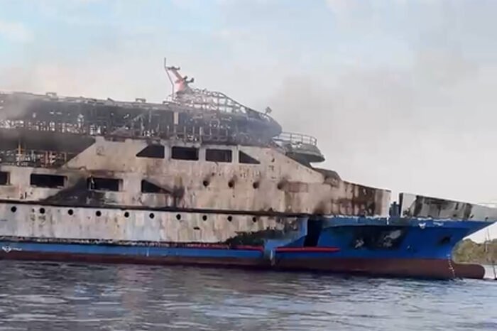 Kapal KM Barcelona dilaporkan terbakar saat dalam pelayaran dari Talaud ke Manado. Tim penyelamat dari TNI AL dan instansi terkait bergerak cepat untuk mengevakuasi ratusan penumpang.